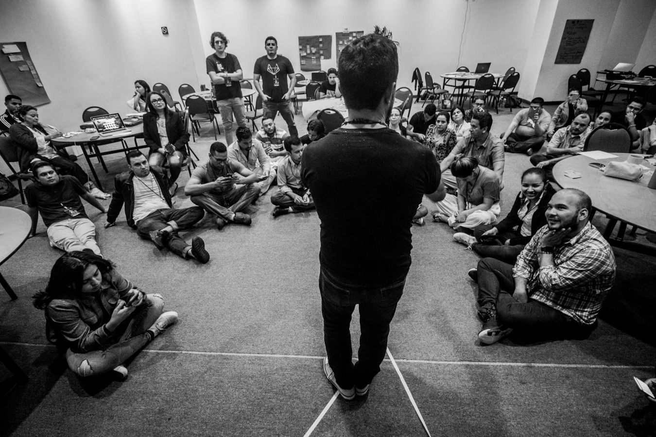 Edwin Bernal facilitando un círculo de participantes