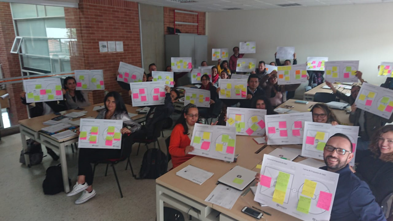 Grupo mostrando sus tableros de ideas