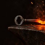 Llave de local sobre un yunque: mitad metal frío y gastado, mitad al rojo vivo cambiando de forma entre chispas