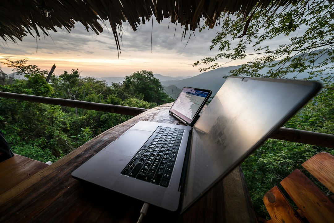Retiro empresarial en la naturaleza: espacio de trabajo con vista a la montaña